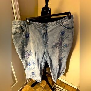 Cute Denim Floral Embroidered Capri stretch Jeans 28 W Catherine’s brand